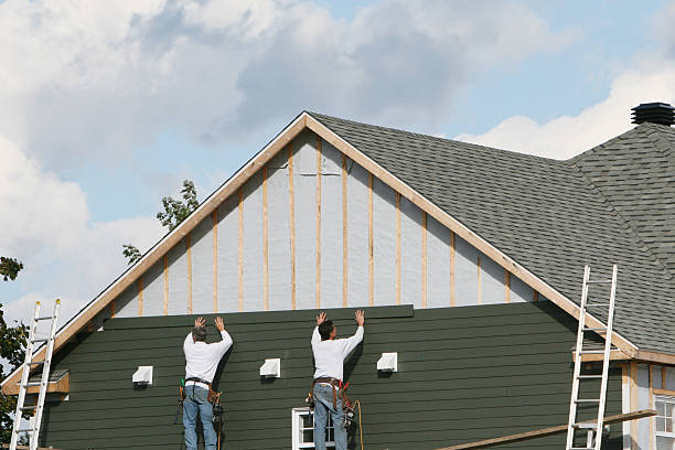 Professional Siding Replacement technician working in Roanoke, IL